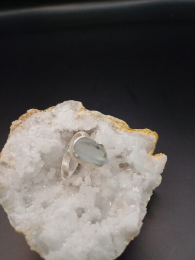 Anillo Aguamarina semi pulida forma irregular pequeño
