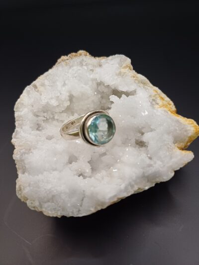 Anillo Topacio facetado circulo mediano