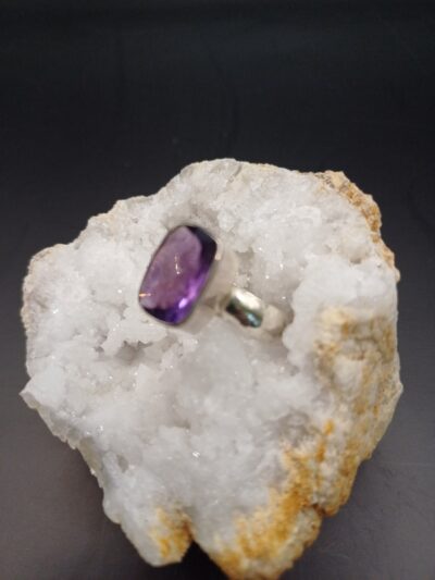 Anillo Amatista facetado rectángulo mediano