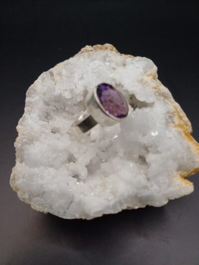 Anillo Amatista facetado óvalo mediano