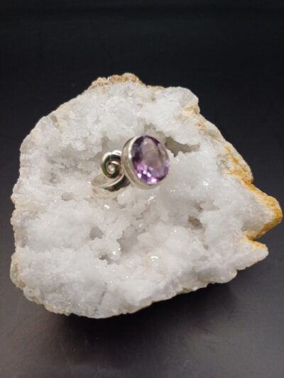 Anillo Amatista facetado óvalo mediano