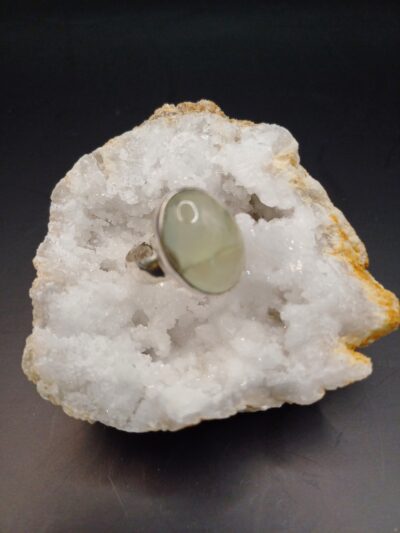 Anillo Prehenita óvalo mediano