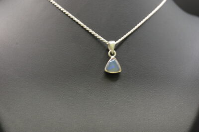 Colgante Ópalo triangular pequeño